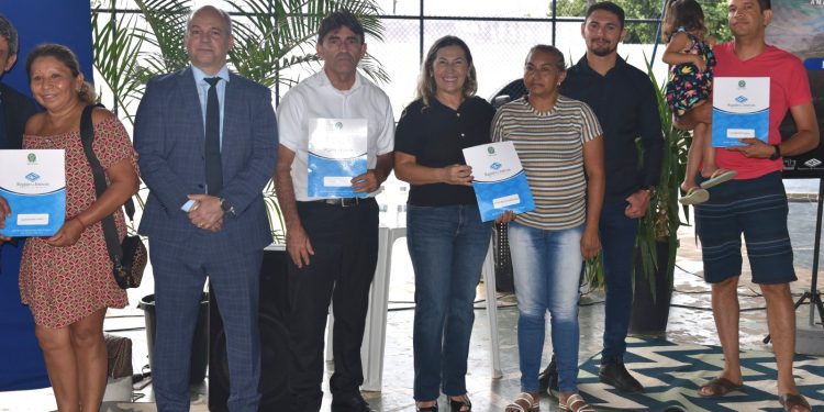 REGULARIZAÇÃO FUNDIÁRIA URBANA Moradores dos conjuntos Alvorada e Paraná recebem escrituras públicas